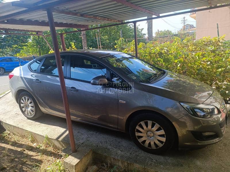 Opel Astra J NOTCHBACK