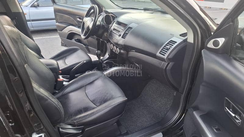 Mitsubishi Outlander  Mitsubishi Outlander
