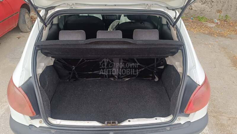 Peugeot 206 2003. god. -  kompletan auto u delovima