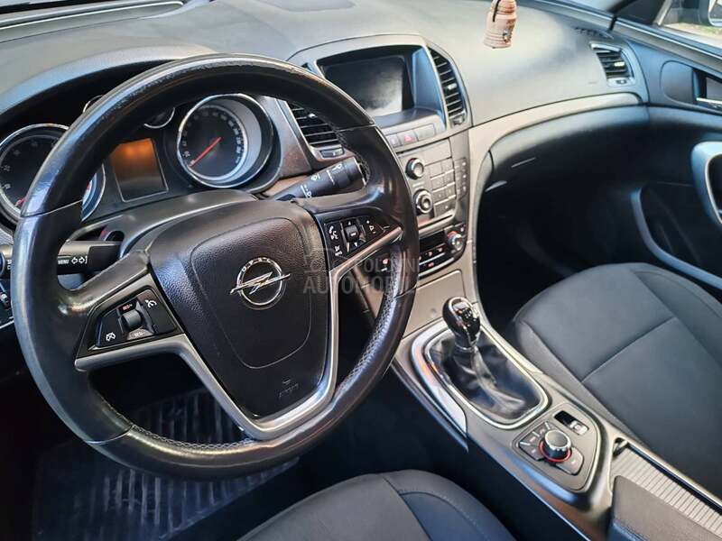Opel Insignia 1.8B