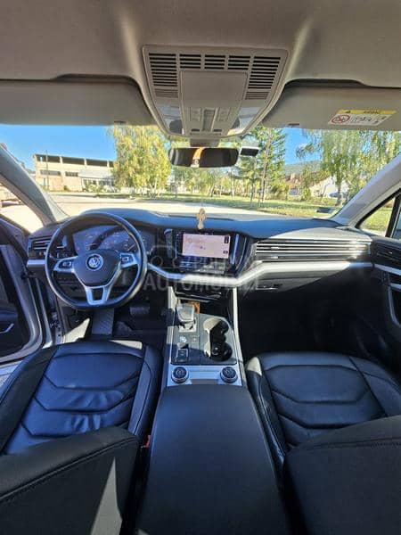 Volkswagen Touareg 3.0 V6 R-LINE/VAZDUH Volkswagen Touareg 3.0 V6 R-LINE/VAZDUH