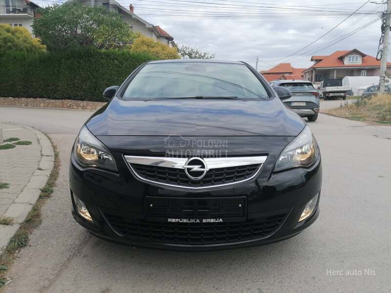 Opel Astra J 1.4i ESSENTIA CH