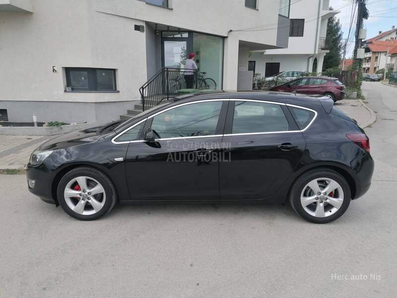 Opel Astra J 1.4i ESSENTIA CH