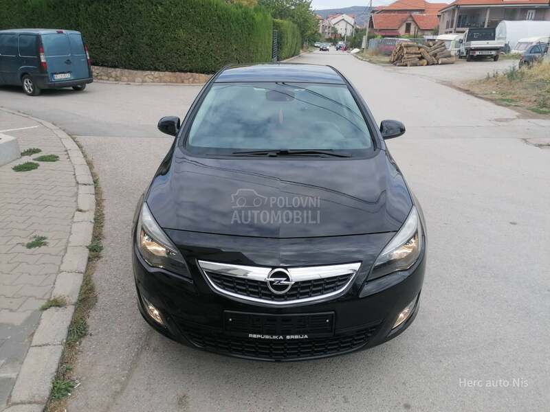 Opel Astra J 1.4i ESSENTIA CH