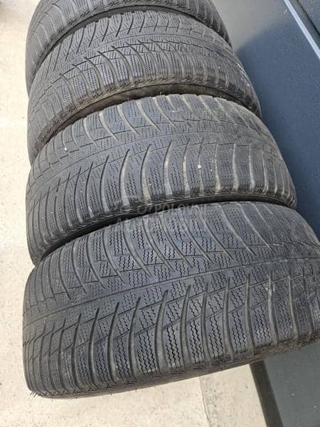 Bridgestone 215/55 R16 Zimska