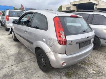 Ford Fiesta 2004. god. -  kompletan auto u delovima