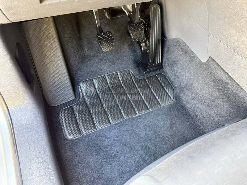 Volkswagen Touran R E Z E R V I S A N