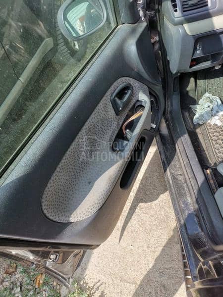 Renault Clio 2005. god. -  kompletan auto u delovima