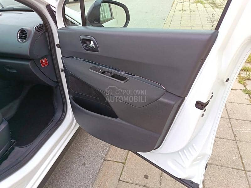 Peugeot 3008 1.6HDi LED/NAV/