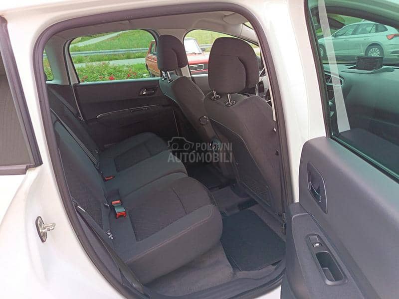 Peugeot 3008 1.6HDi LED/NAV/