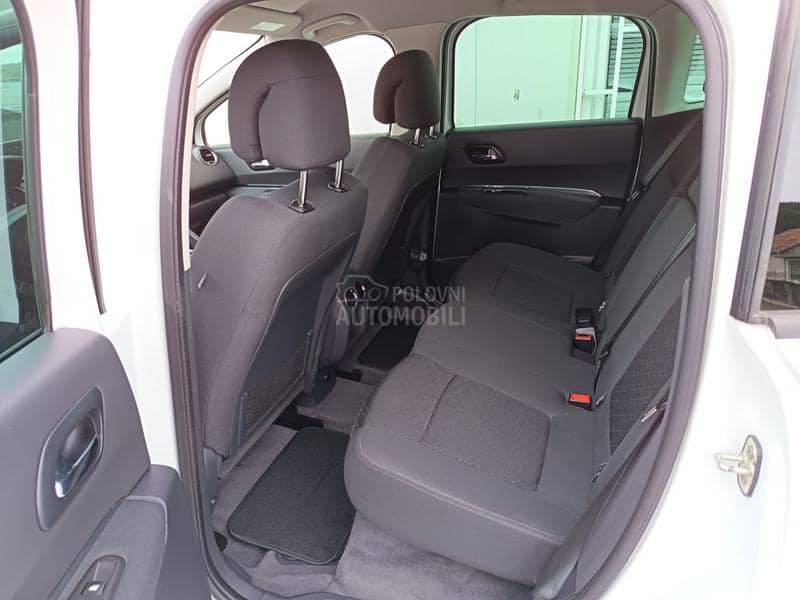 Peugeot 3008 1.6HDi LED/NAV/