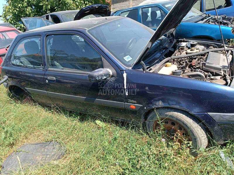 Ford Fiesta 1.8d 2001. god. -  kompletan auto u delovima