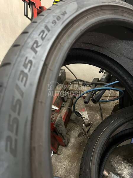 Pirelli 255/35 R21 Letnja
