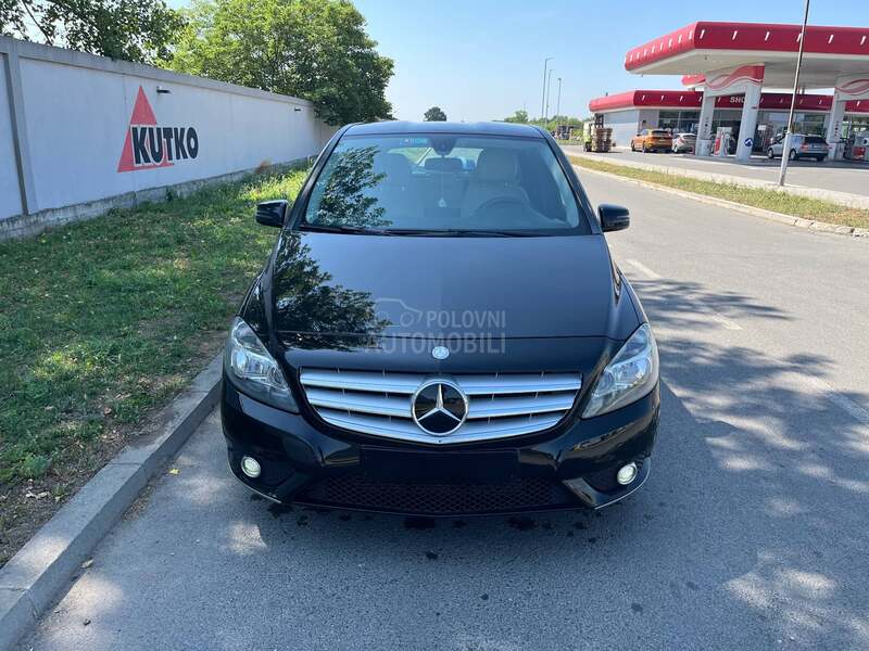 Mercedes Benz B 180 2013. god. -  kompletan auto u delovima