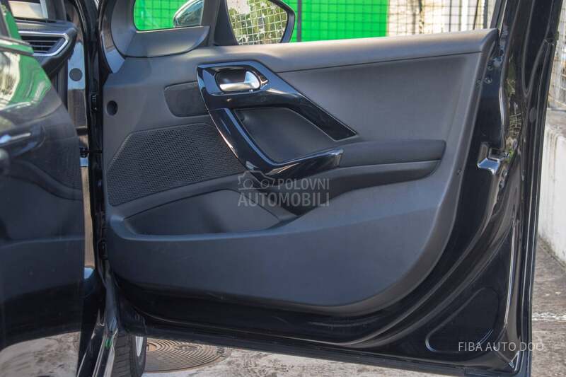 Peugeot 208 1.2Allure LED