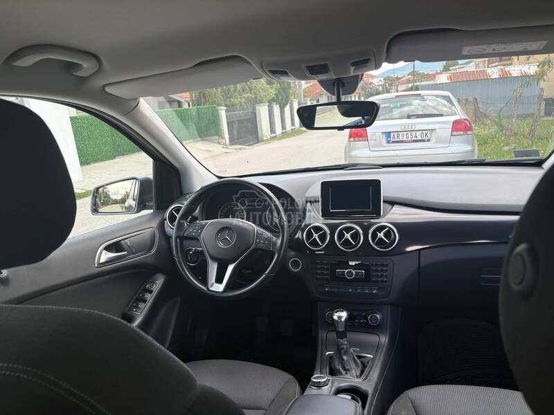 Mercedes Benz B 180 