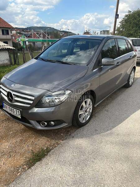 Mercedes Benz B 180 
