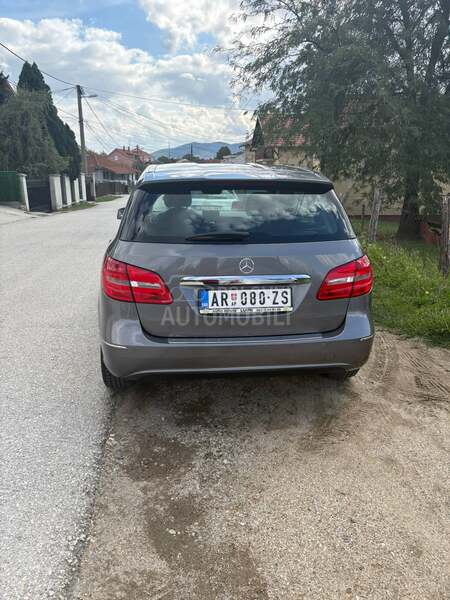 Mercedes Benz B 180 