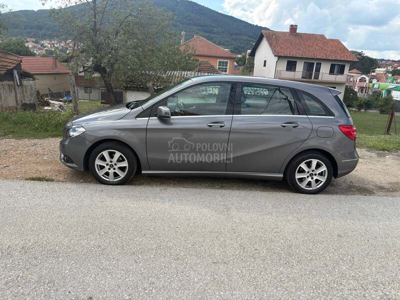 Mercedes Benz B 180 