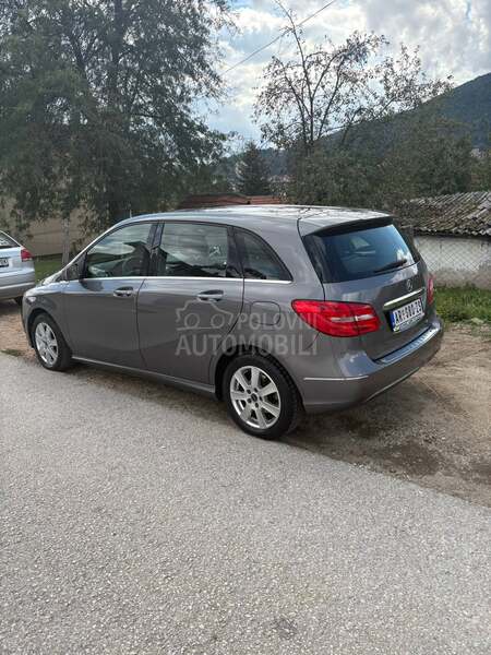 Mercedes Benz B 180 