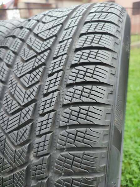 Pirelli 275/45 R21 Zimska