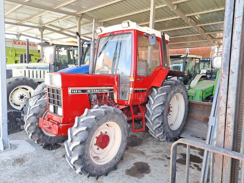 Case IH 745