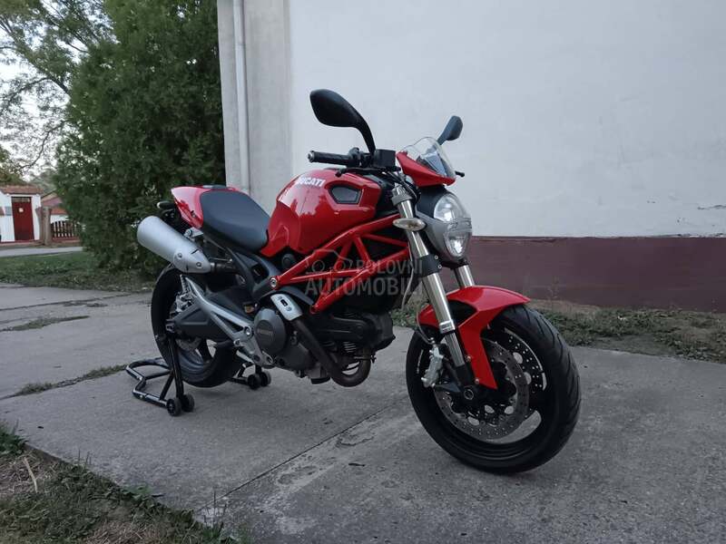 Ducati 696 monster