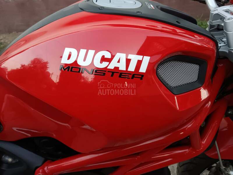 Ducati 696 monster