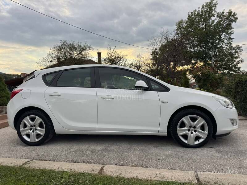 Opel Astra J 1.4 SVAJCARSKA NOV