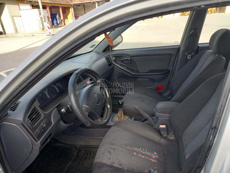 Hyundai Elantra 1.6 V L A S N I K