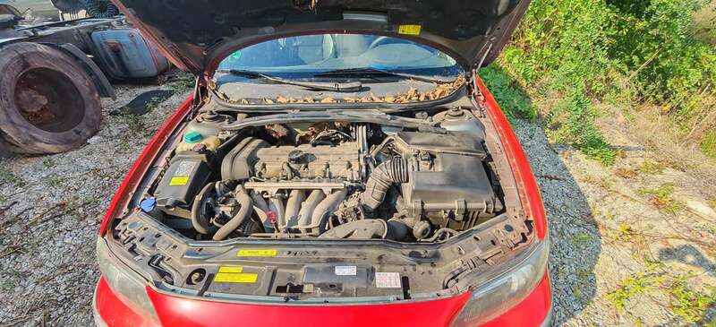 Volvo V70 2.4b 2003. god. -  kompletan auto u delovima