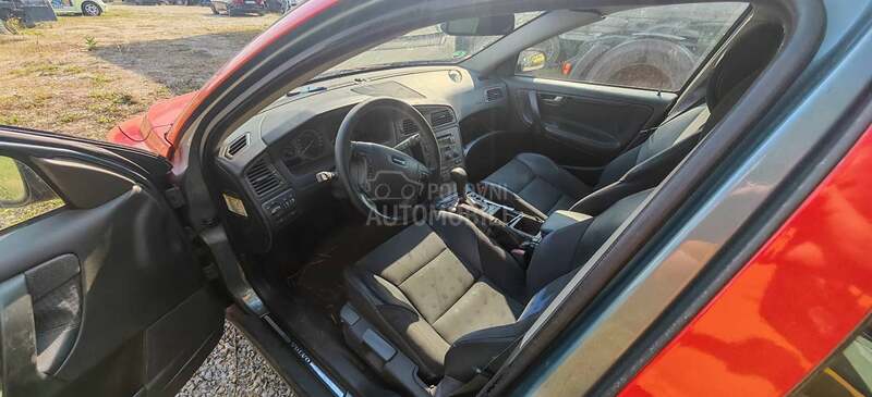 Volvo V70 2.4b 2003. god. -  kompletan auto u delovima