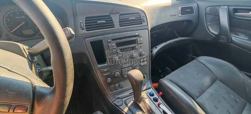 Volvo V70 2.4b 2003. god. -  kompletan auto u delovima