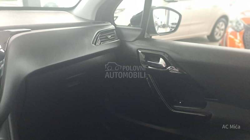 Peugeot 208 1.2NAV LED USB 35000