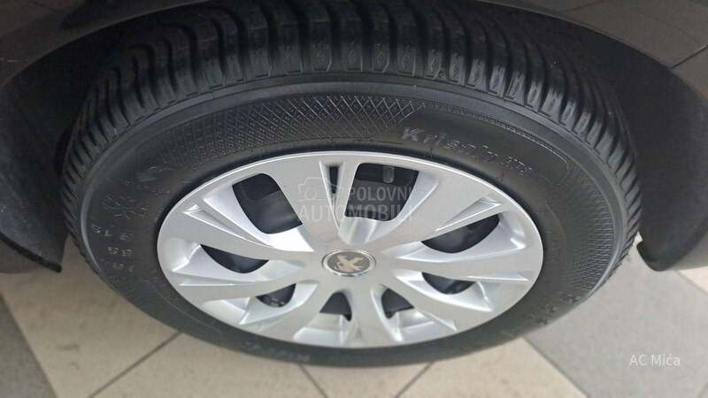Peugeot 208 1.2NAV LED USB 35000