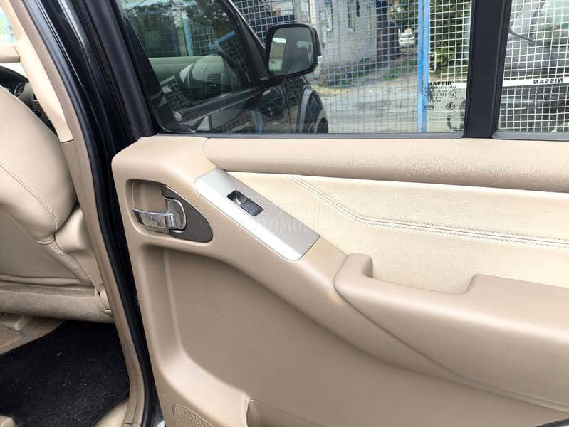 Nissan Pathfinder Luxury Edition