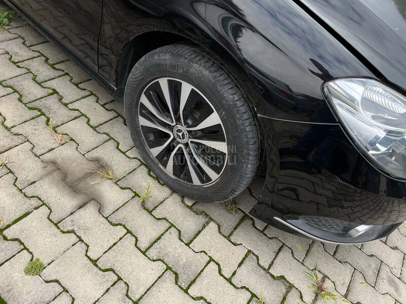 Mercedes Benz B 180 2012. god. -  kompletan auto u delovima