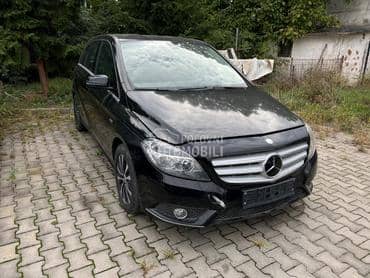 Mercedes Benz B 180 2012. god. -  kompletan auto u delovima