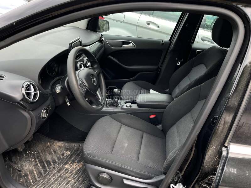 Mercedes Benz B 180 2012. god. -  kompletan auto u delovima