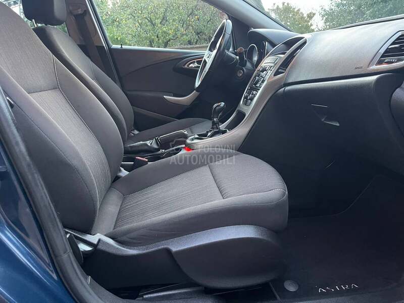 Opel Astra J 