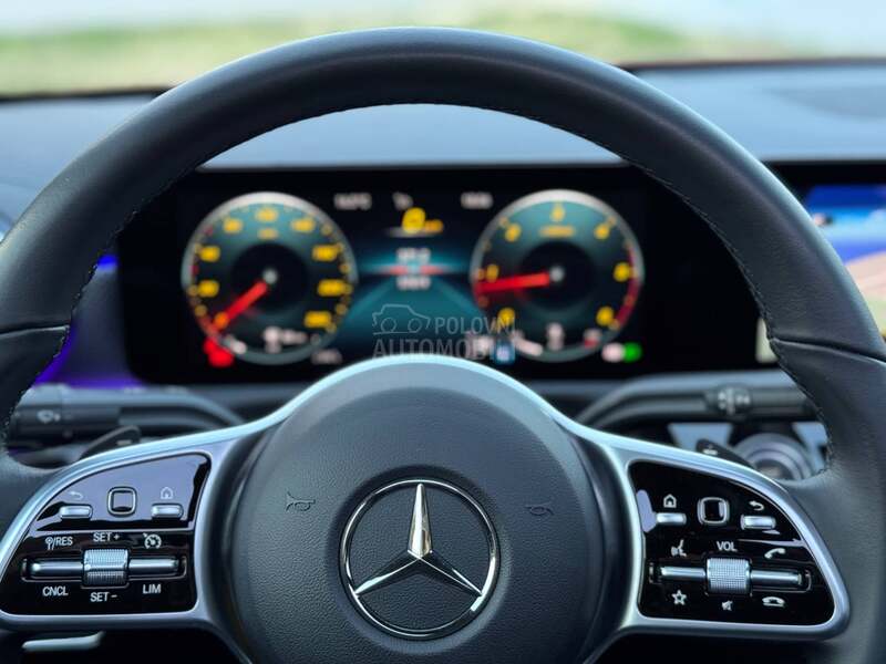 Mercedes Benz CLA 200 d  PANO/MULT/360KAM