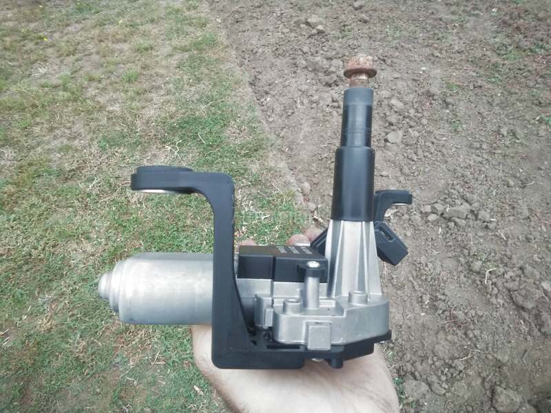 Motor zadnjeg brisaca