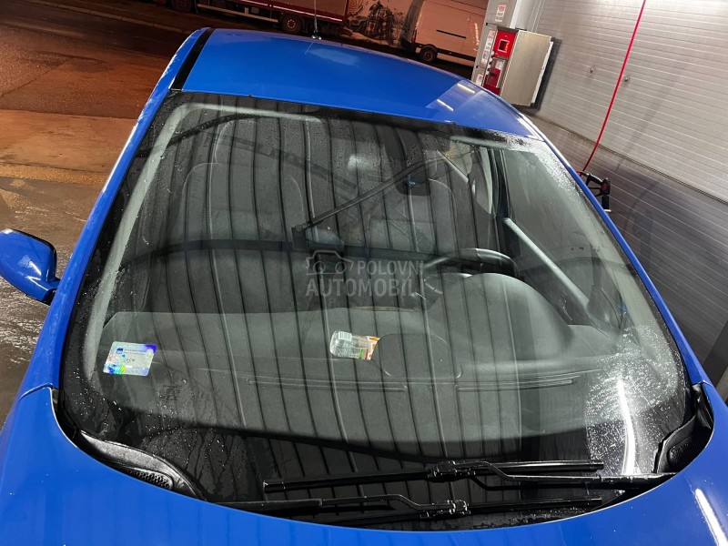 Peugeot 307 2004. god. -  kompletan auto u delovima