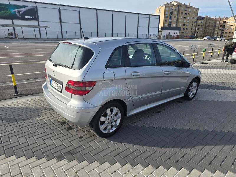 Mercedes Benz B 180 