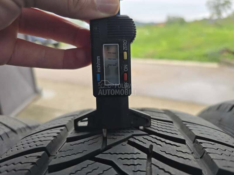 Dunlop 215/65 R17 Zimska