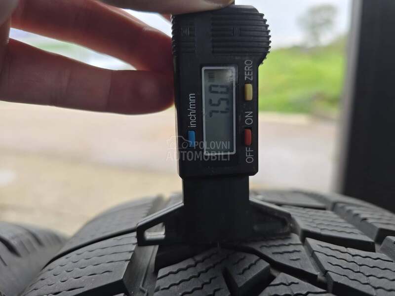 Dunlop 215/65 R17 Zimska