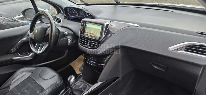 Peugeot 2008 1.2b allure