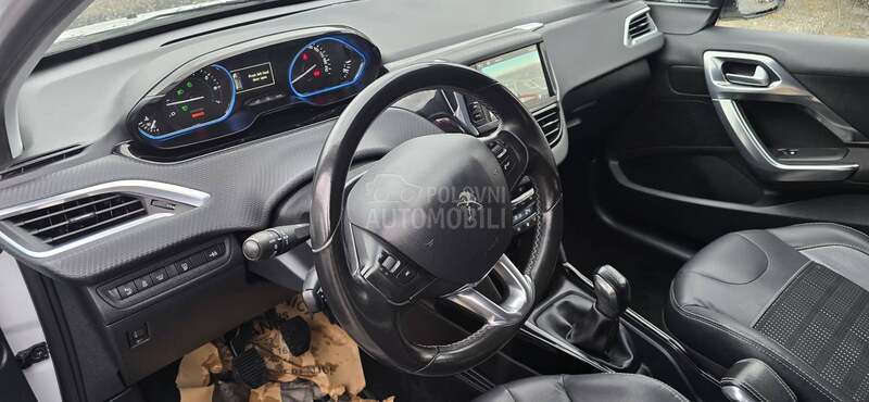 Peugeot 2008 1.2b allure