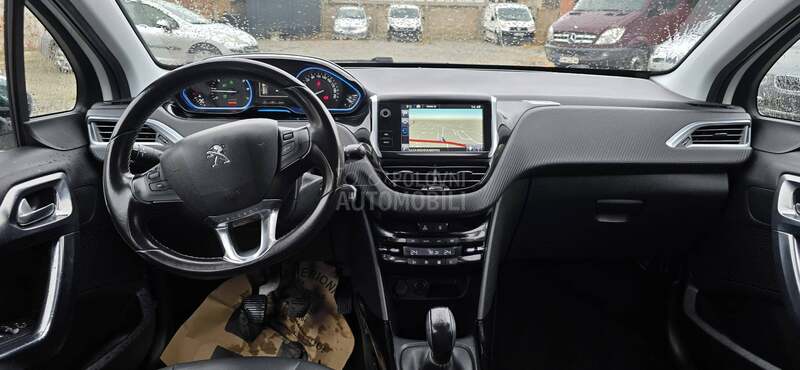 Peugeot 2008 1.2b allure