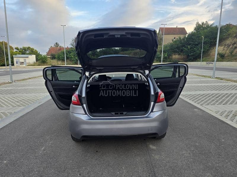 Peugeot 308 1.6 HDi NAV / PANO